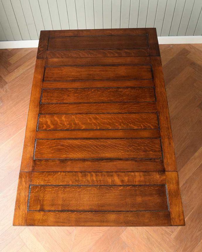 アンティークのテーブル　アンティーク家具　イギリス輸入のアンティーク家具、脚がお洒落なドローリーフテーブル（ダイニングテーブル） 。やっぱりテーブルは天板が重要全部開いた状態で天板を上から見てみるとこんな感じです。(q-1608-f)