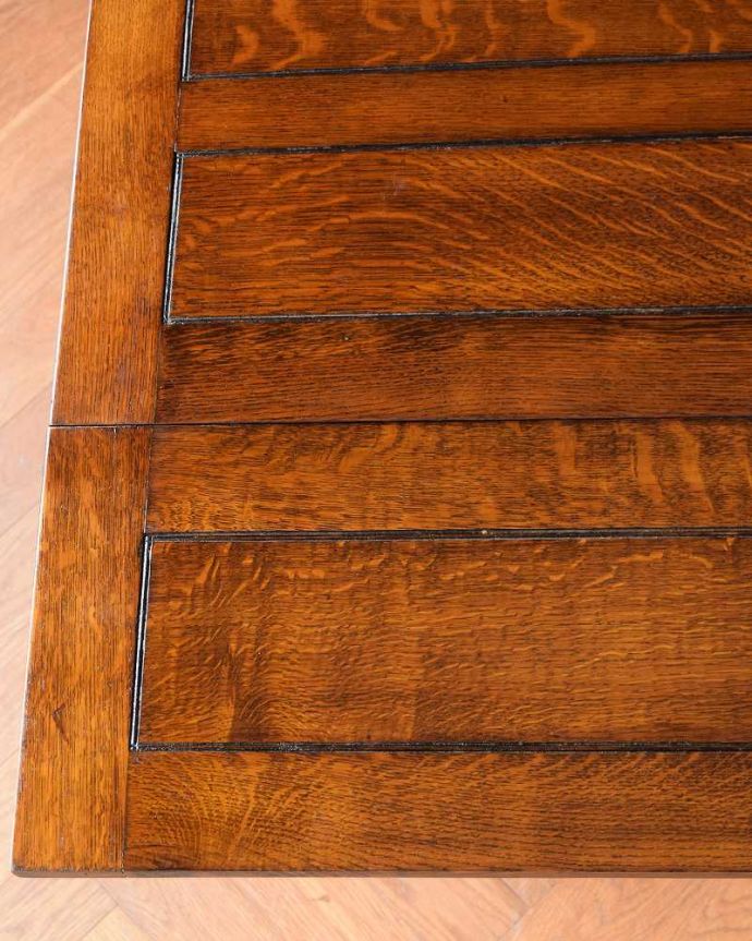 アンティークのテーブル　アンティーク家具　イギリス輸入のアンティーク家具、脚がお洒落なドローリーフテーブル（ダイニングテーブル） 。近づいて見てみると、天板はこんな感じです。(q-1608-f)