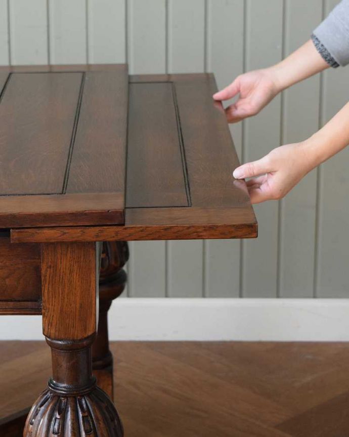 アンティークのテーブル　アンティーク家具　イギリス輸入のアンティーク家具、脚がお洒落なドローリーフテーブル（ダイニングテーブル） 。誰でもカンタン！引っ張るだけでOK。(q-1608-f)