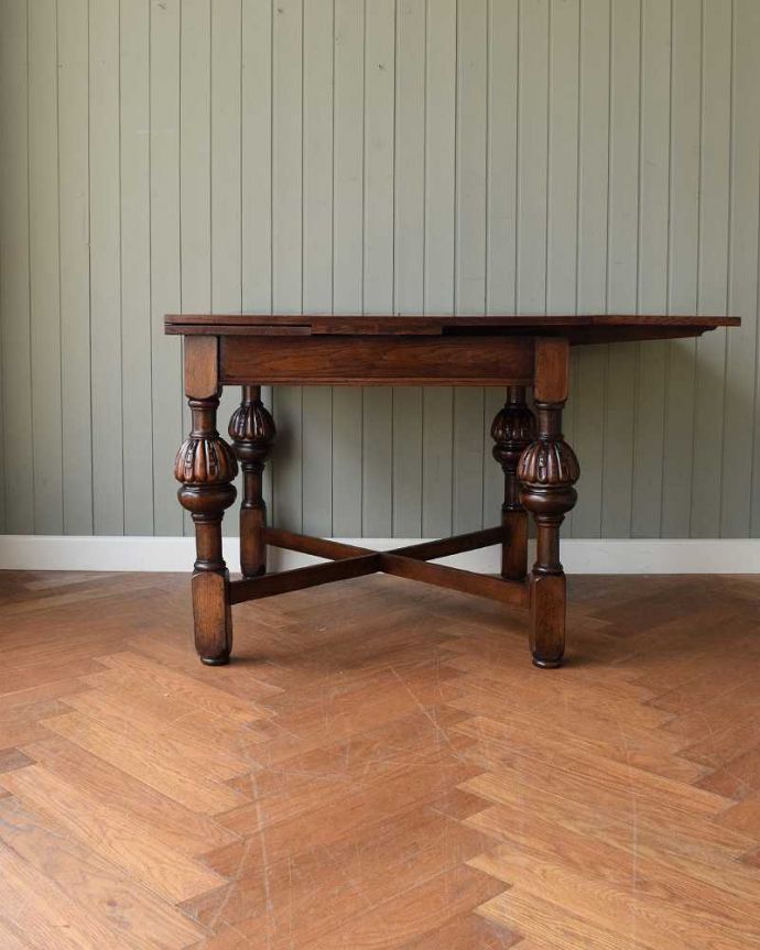 アンティークのテーブル　アンティーク家具　イギリス輸入のアンティーク家具、脚がお洒落なドローリーフテーブル（ダイニングテーブル） 。片方だけ開いてもOK片方のリーフだけを開くとこんな感じ。(q-1608-f)