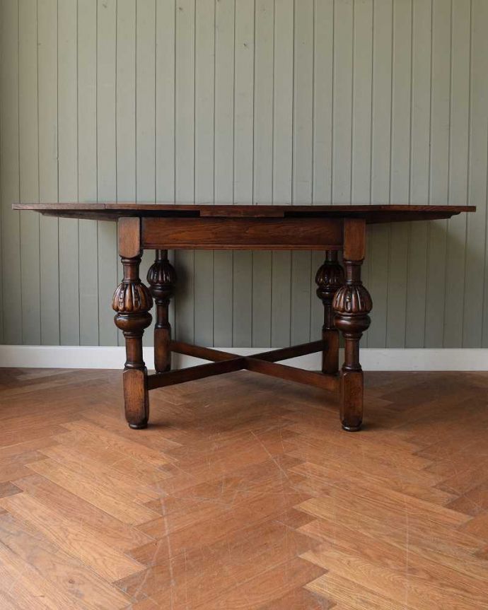アンティークのテーブル　アンティーク家具　イギリス輸入のアンティーク家具、脚がお洒落なドローリーフテーブル（ダイニングテーブル） 。両方開くと大きなサイズ！家族が増えた時やみんなが集まった時、両方のリーフを開けば大きなサイズに。(q-1608-f)