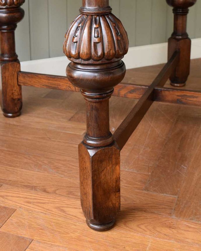 アンティークのテーブル　アンティーク家具　イギリス輸入のアンティーク家具、脚がお洒落なドローリーフテーブル（ダイニングテーブル） 。持ち上げなくても移動できます！Handleのアンティークは、脚の裏にフェルトキーパーをお付けしていますので、持ち上げなくても床を滑らせて移動させることが出来ます。(q-1608-f)