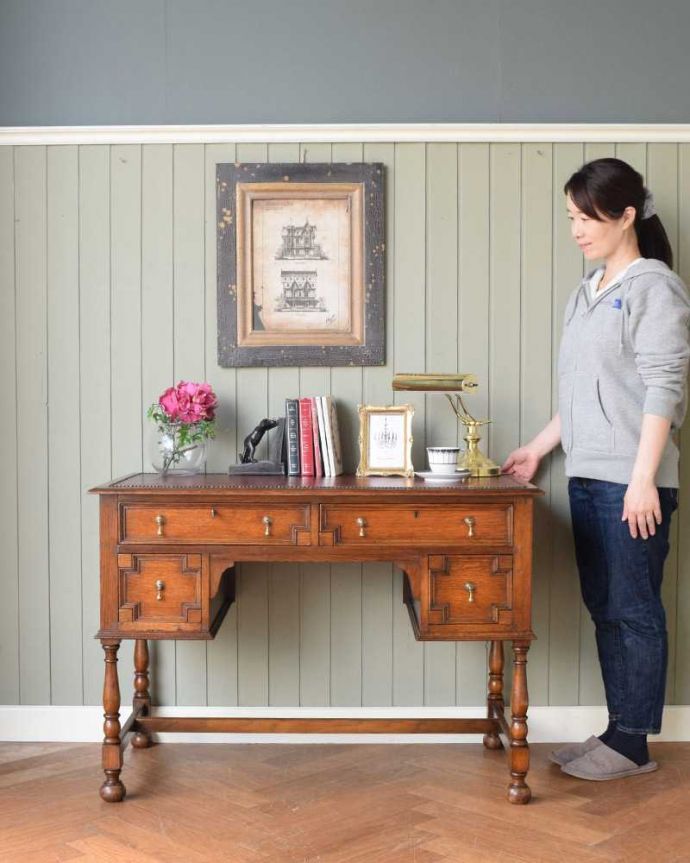 アンティークのデスク・書斎机　アンティーク家具　クラシックなアンティーク家具、かっこいい英国のライティングデスク（机）。凛とした雰囲気が漂う上品なデスク象嵌が美しい高級なデスクは、スッキリとした直線的なデザインが特徴的。(q-1609-f)