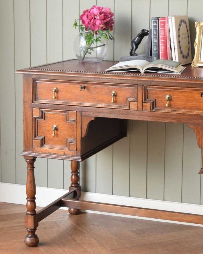 アンティークのデスク・書斎机　アンティーク家具　クラシックなアンティーク家具、かっこいい英国のライティングデスク（机）。大人の色気を感じる銘木の美しさアンティークのデスクらしく美しい木目が自慢。(q-1609-f)