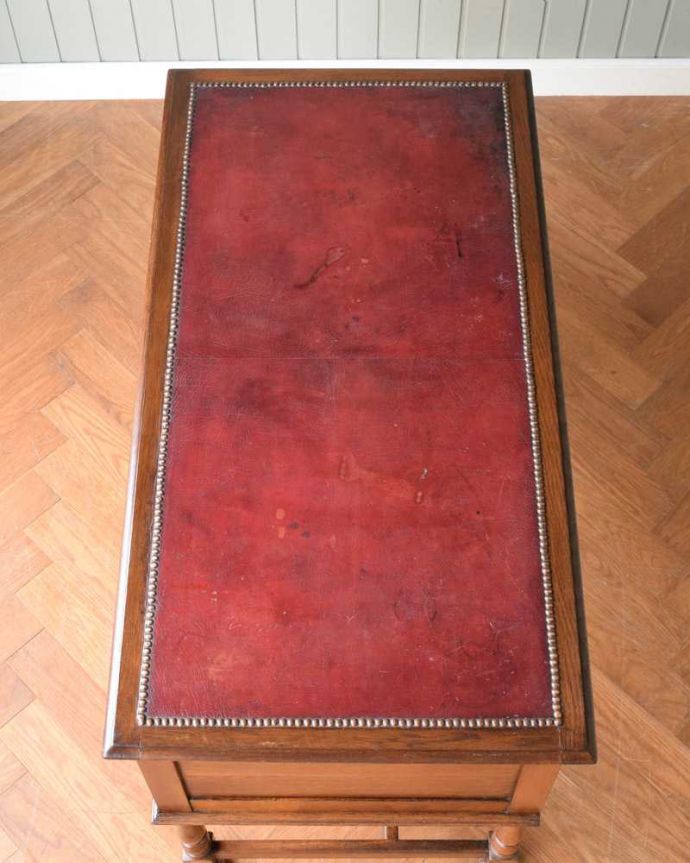 アンティークのデスク・書斎机　アンティーク家具　クラシックなアンティーク家具、かっこいい英国のライティングデスク（机）。天板もピカピカにお直ししました。(q-1609-f)