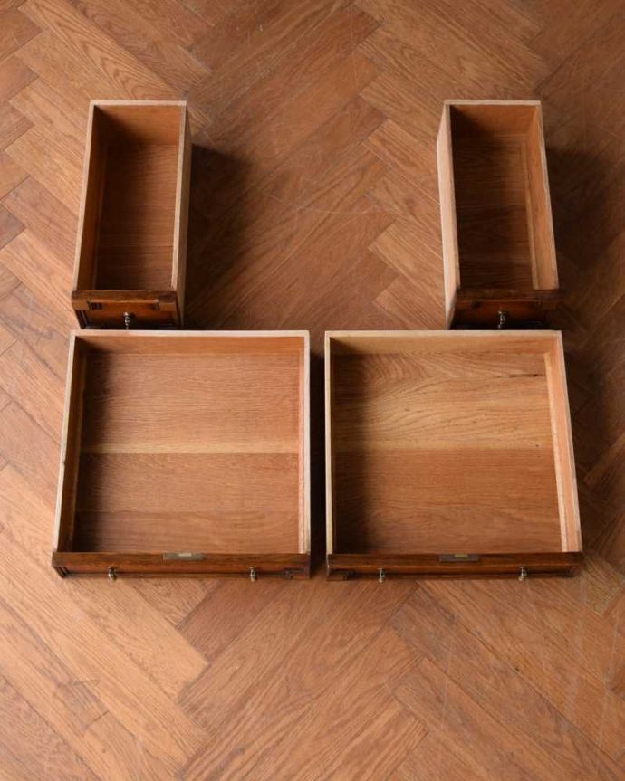 アンティークのデスク・書斎机　アンティーク家具　クラシックなアンティーク家具、かっこいい英国のライティングデスク（机）。引き出しの中もキレイに修復しました！もちろん引き出しの中も職人がキレイにお直しました。(q-1609-f)