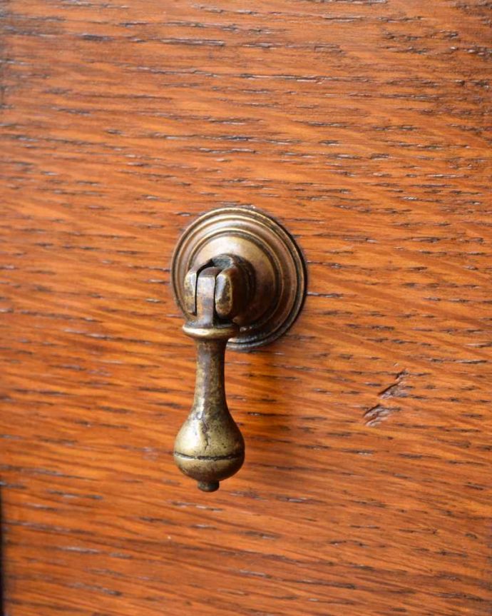 アンティークのデスク・書斎机　アンティーク家具　クラシックなアンティーク家具、かっこいい英国のライティングデスク（机）。こんな場所もアンティークらしくアンティーク家具らしく取っ手のデザインも凝っていて美しいんです。(q-1609-f)
