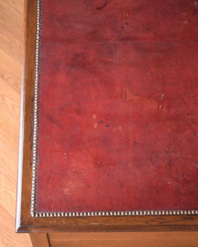 アンティークのデスク・書斎机　アンティーク家具　クラシックなアンティーク家具、かっこいい英国のライティングデスク（机）。天板を近くから見ると･･･デスクは天板を使う家具なので、キレイにお直ししました。(q-1609-f)