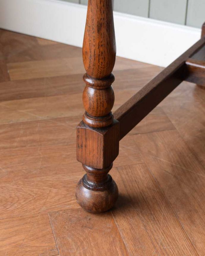 アンティークのデスク・書斎机　アンティーク家具　クラシックなアンティーク家具、かっこいい英国のライティングデスク（机）。女性1人でラクラク運べちゃう仕掛けHandleのアンティークは、脚の裏にフェルトキーパーをお付けしています。(q-1609-f)