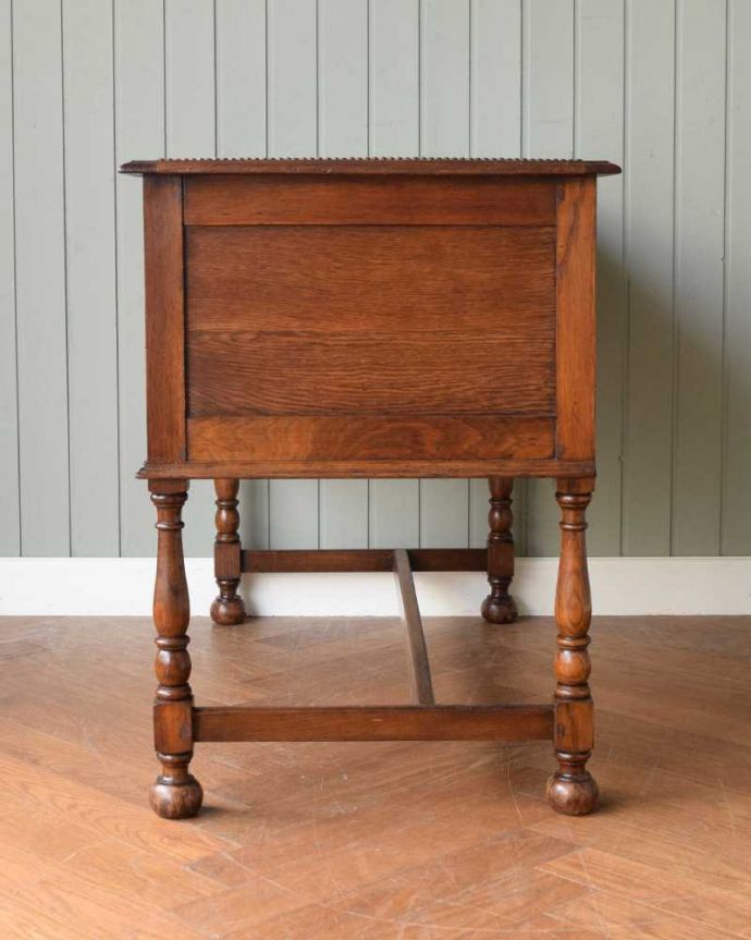 アンティークのデスク・書斎机　アンティーク家具　クラシックなアンティーク家具、かっこいい英国のライティングデスク（机）。大人のデスクは横顔も美しいもちろん、横側もキレイに修復しているので、横から見ても美しいんです。(q-1609-f)