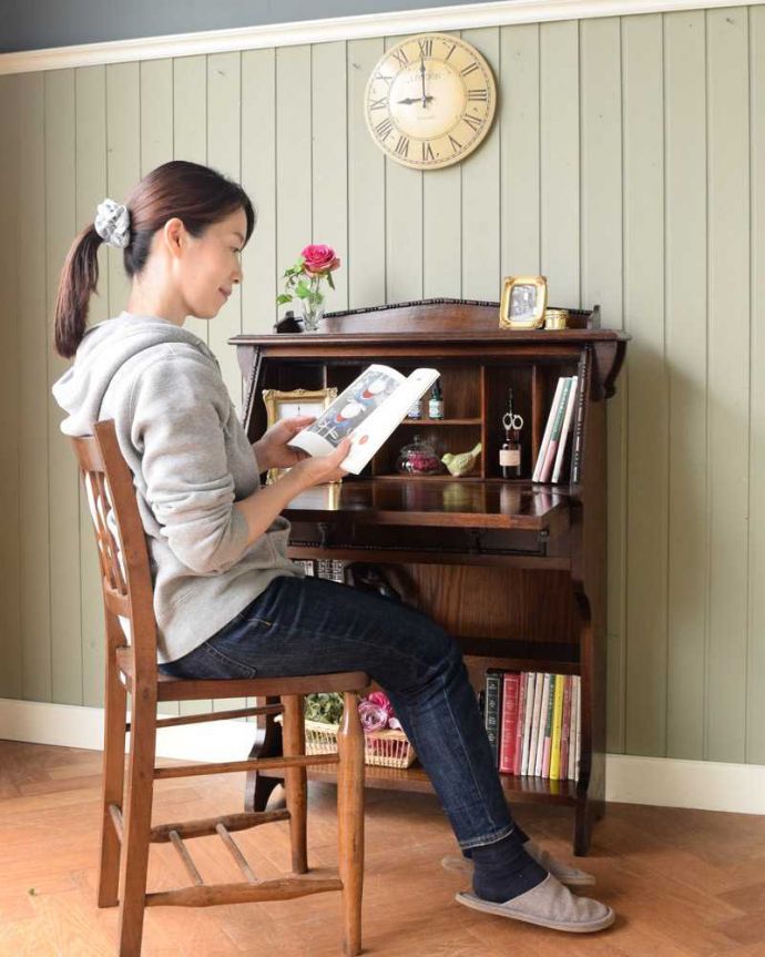 ビューロー アンティーク家具 どこでも置ける小さなサイズのアンティーク家具、スチューデントビューロー。あっという間にデスクに早変わり扉を前に倒すだけでデスクが登場。(q-1610-f)
