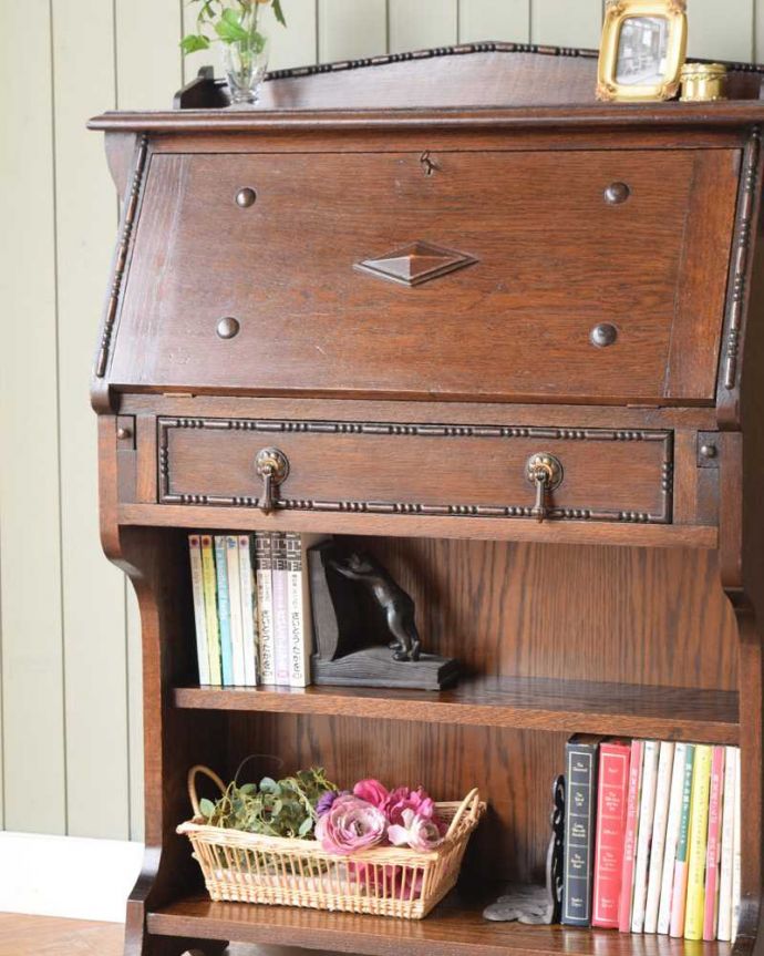 ビューロー アンティーク家具 どこでも置ける小さなサイズのアンティーク家具、スチューデントビューロー。普段は本棚として使えるオープンキャビネットビューローの下の部分は本棚として作られたオープン棚。(q-1610-f)