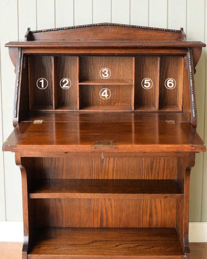 ビューロー アンティーク家具 どこでも置ける小さなサイズのアンティーク家具、スチューデントビューロー。お片付け上手になれる仕切り扉の中身は整理整頓しやすいように細かく仕切られています。(q-1610-f)