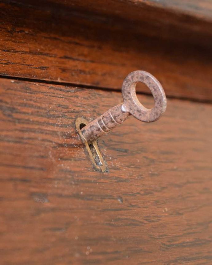 ビューロー アンティーク家具 どこでも置ける小さなサイズのアンティーク家具、スチューデントビューロー。鍵を使って開けてみましょうアンティークの鍵が付いています。(q-1610-f)