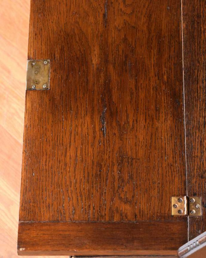 ビューロー アンティーク家具 どこでも置ける小さなサイズのアンティーク家具、スチューデントビューロー。天板部分もキレイですやっぱりデスクの天板部分は気になるポイント。(q-1610-f)