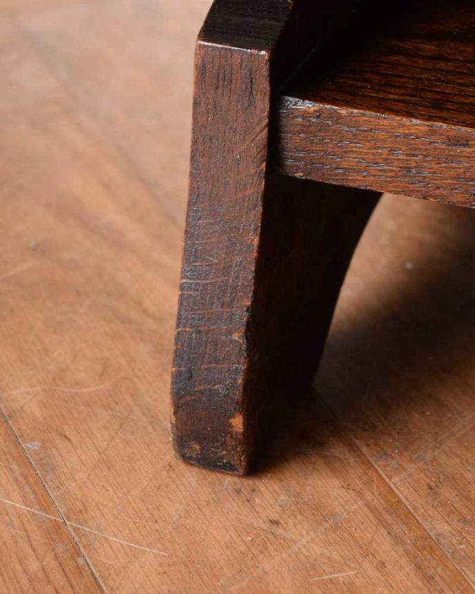 ビューロー アンティーク家具 どこでも置ける小さなサイズのアンティーク家具、スチューデントビューロー。女性1人でラクラ運べちゃうんですHandleのアンティークは、脚の裏にフェルトキーパーをお付けしています。(q-1610-f)