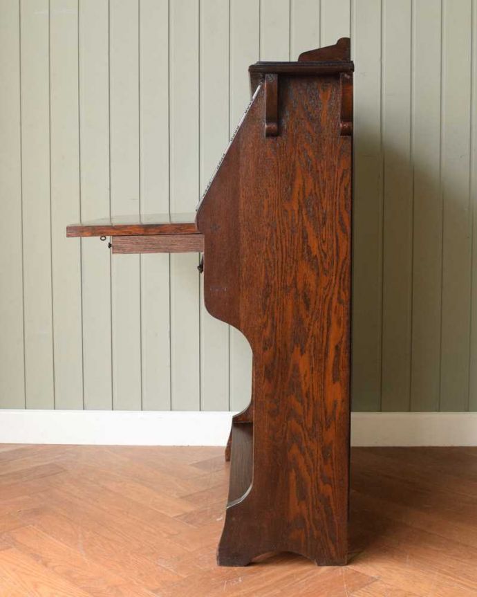 ビューロー アンティーク家具 どこでも置ける小さなサイズのアンティーク家具、スチューデントビューロー。横から見ても素敵なんですもちろん、横から見てもキレイに仕上がっているので、いろんな場所に置いて使って下さい。(q-1610-f)