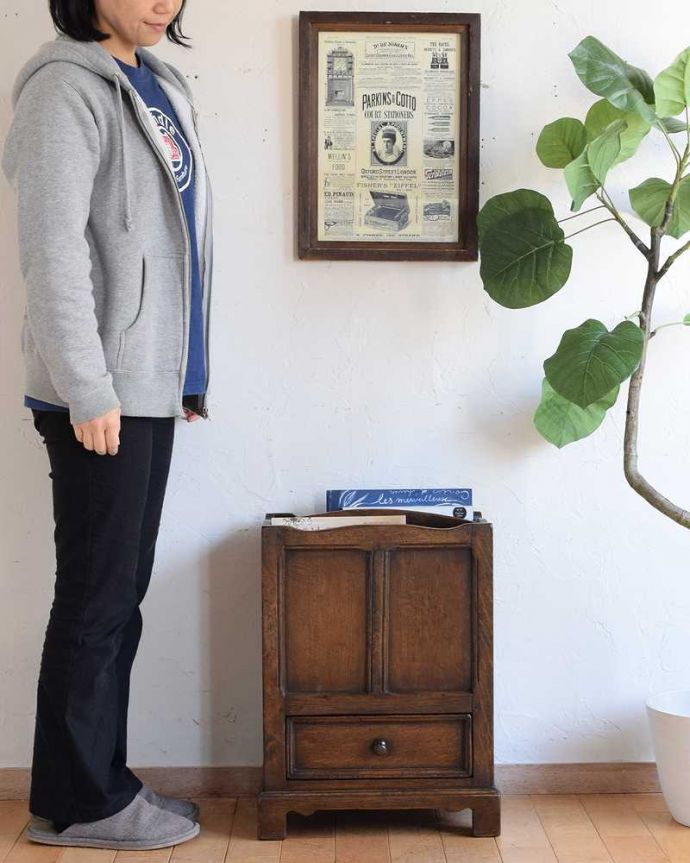 マガジンラック　アンティーク家具　英国の小さなアンティーク家具、引き出しが付いた便利に使えるマガジンラック。引き出しも棚もついた使いやすさNo１のマガジンラック実はこの引き出し、前にも後ろにも取っ手が付いていてどちらからでも使えちゃうんです！（モデルの身長は159cmです）。(q-1613-f)