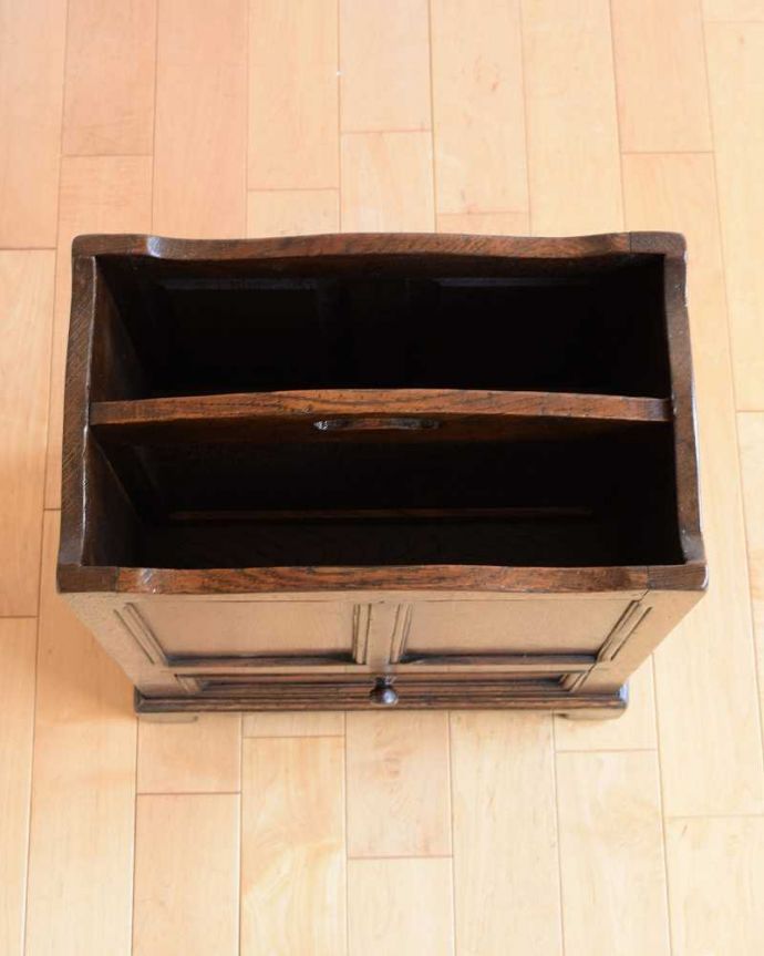 マガジンラック　アンティーク家具　英国の小さなアンティーク家具、引き出しが付いた便利に使えるマガジンラック。雑誌を入れる部分もキレイに修復しましたアンティークは新品ではないので経年変化によるキズはありますが、専門の職人がキレイにお直ししました。(q-1613-f)