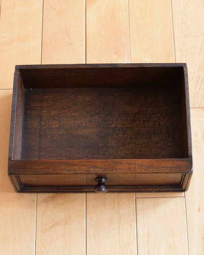 マガジンラック　アンティーク家具　英国の小さなアンティーク家具、引き出しが付いた便利に使えるマガジンラック。コレは便利！引き出し付きです細々としたものが収納出来る引き出しも付いています。(q-1613-f)