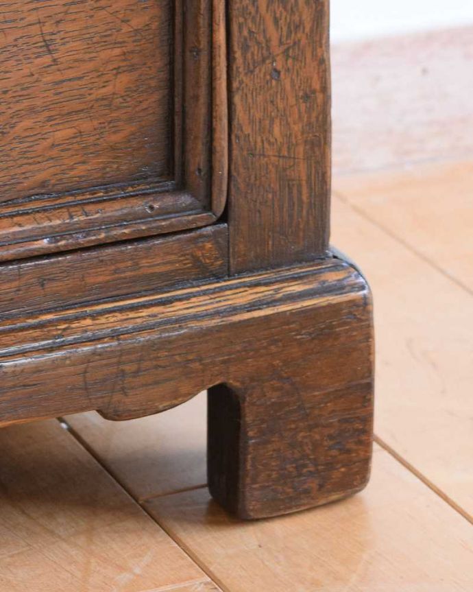 マガジンラック　アンティーク家具　英国の小さなアンティーク家具、引き出しが付いた便利に使えるマガジンラック。持ち上げなくても移動ラクラクHandleのアンティーク家具の足の裏にはフェルトキーパーをお付けしています。(q-1613-f)