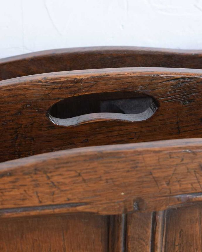 マガジンラック　アンティーク家具　英国の小さなアンティーク家具、引き出しが付いた便利に使えるマガジンラック。持ち手が付いていますどこへでも気軽に持ち運びができて便利です。(q-1613-f)