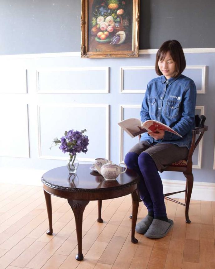 アンティークのテーブル　アンティーク家具　持ち運びができるイギリスのアンティーク家具、丸いかたちの美しいコーヒーテーブル 。優雅な時間が過ごせる英国スタイルのコーヒーテーブルどんな場所に置いても美しいデザインでみんなを魅了する英国アンティーク。(q-1614-f)