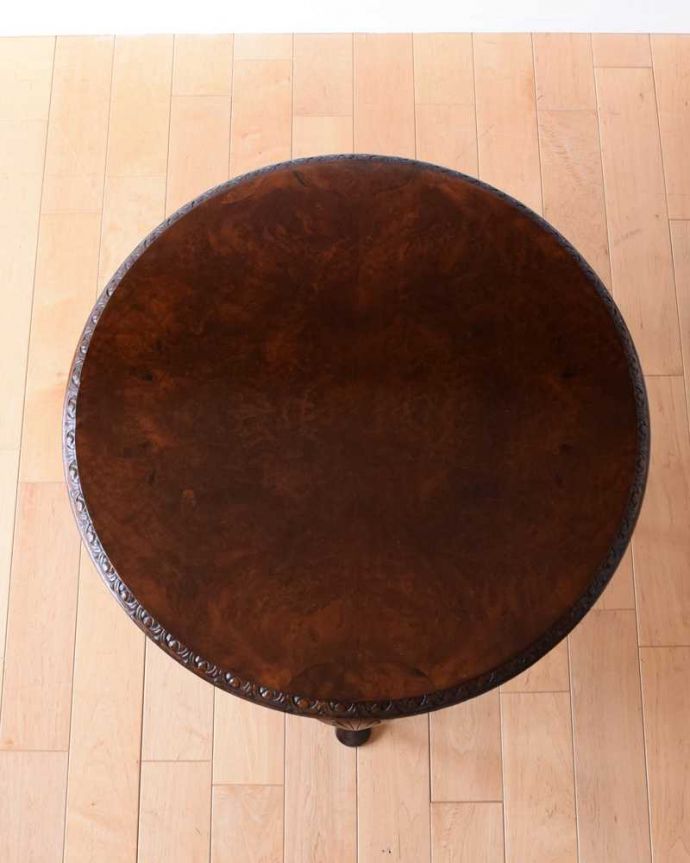 アンティークのテーブル　アンティーク家具　持ち運びができるイギリスのアンティーク家具、丸いかたちの美しいコーヒーテーブル 。天板を上から見ると･･･コーヒーテーブルの天板は毎日使う場所だから専門の職人がしっかり修復しました。(q-1614-f)