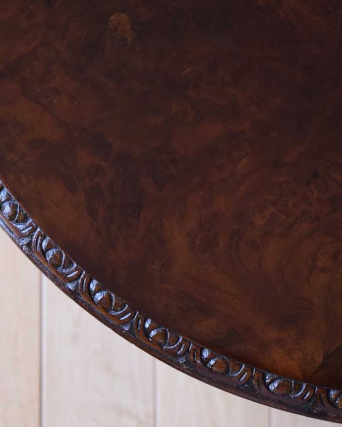 アンティークのテーブル　アンティーク家具　持ち運びができるイギリスのアンティーク家具、丸いかたちの美しいコーヒーテーブル 。近づいて見てみると･･･アンティークはもちろん新品ではないので小さなキズや汚れはありますが、キレイにお直ししたので満足して頂ける自信があります！。(q-1614-f)