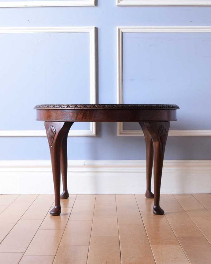 アンティークのテーブル　アンティーク家具　持ち運びができるイギリスのアンティーク家具、丸いかたちの美しいコーヒーテーブル 。横から見た姿もステキ横から見るとこんな感じ。(q-1614-f)