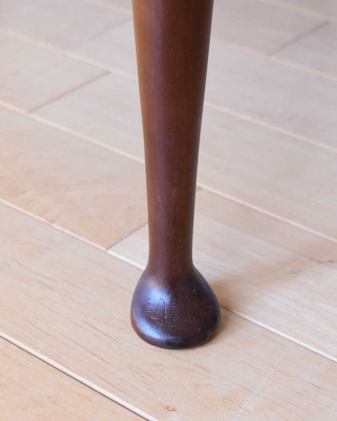 アンティークのテーブル　アンティーク家具　持ち運びができるイギリスのアンティーク家具、丸いかたちの美しいコーヒーテーブル 。持ち上げなくても移動できます！Handleのアンティークは、脚の裏にフェルトキーパーをお付けしていますので、床を滑らせてれば移動が簡単です。(q-1614-f)