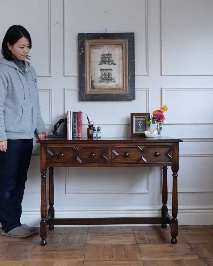 アンティークのデスク・書斎机　アンティーク家具　英国らしいカッコイイ家具、引き出し付きのアンティークホールテーブル（デスク）。英国アンティークらしくカッコいい大人のデスクアンティーク家具の中でも特に人気の高いデスク。(q-1615-f)