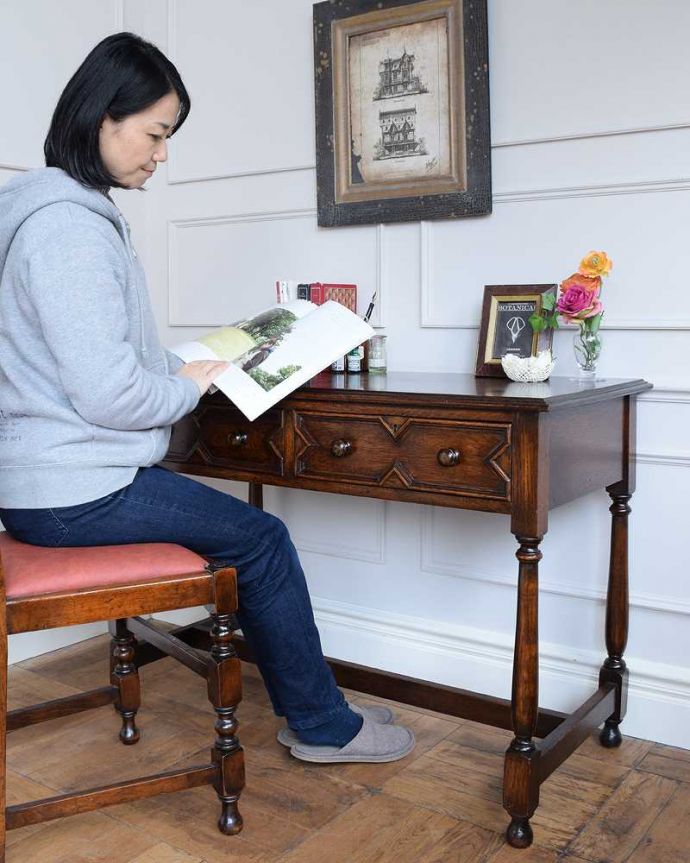 アンティークのデスク・書斎机　アンティーク家具　英国らしいカッコイイ家具、引き出し付きのアンティークホールテーブル（デスク）。仕事している時間も、もっとカッコよくここに座るだけで、なんだかちょっとカッコよくなった気分。(q-1615-f)