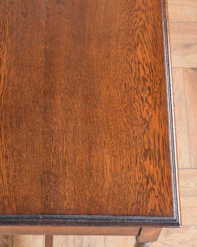 アンティークのデスク・書斎机　アンティーク家具　英国らしいカッコイイ家具、引き出し付きのアンティークホールテーブル（デスク）。天板を近くから見ると･･･デスクは天板を使う家具なので、キレイにお直ししました。(q-1615-f)