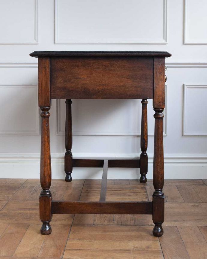 アンティークのデスク・書斎机　アンティーク家具　英国らしいカッコイイ家具、引き出し付きのアンティークホールテーブル（デスク）。横顔も美しく！こんな風に見えますもちろん、横側もキレイに修復しているので、横から見てもキレイです。(q-1615-f)