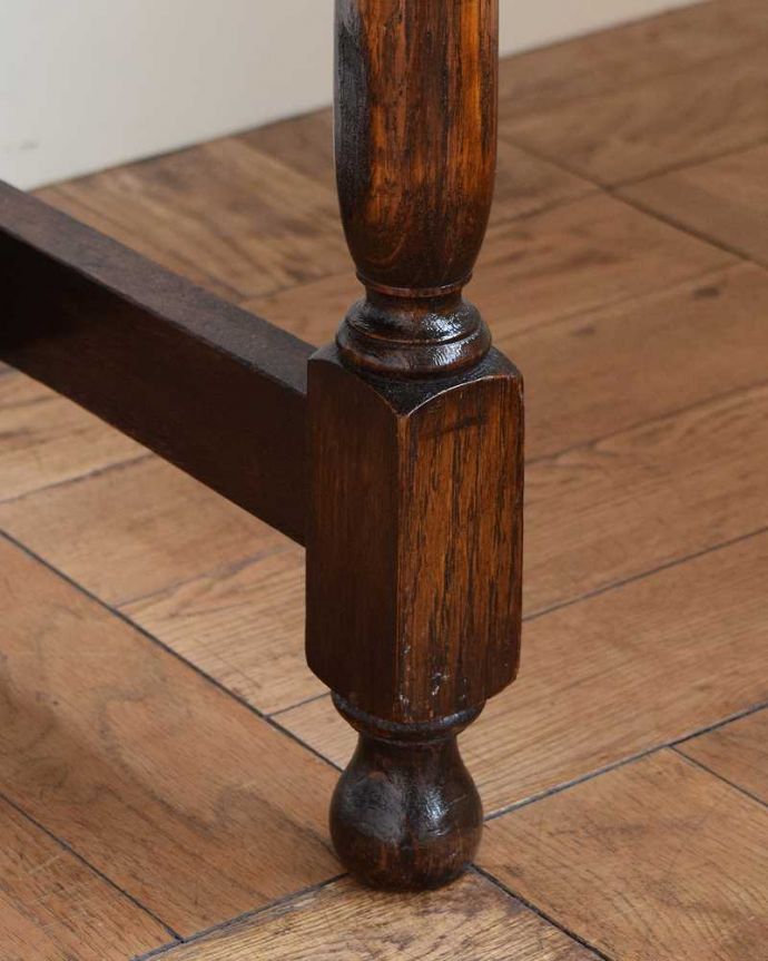 アンティークのデスク・書斎机　アンティーク家具　英国らしいカッコイイ家具、引き出し付きのアンティークホールテーブル（デスク）。女性1人でラクラク運べちゃう仕掛けHandleのアンティークは、脚の裏にフェルトキーパーをお付けしています。(q-1615-f)