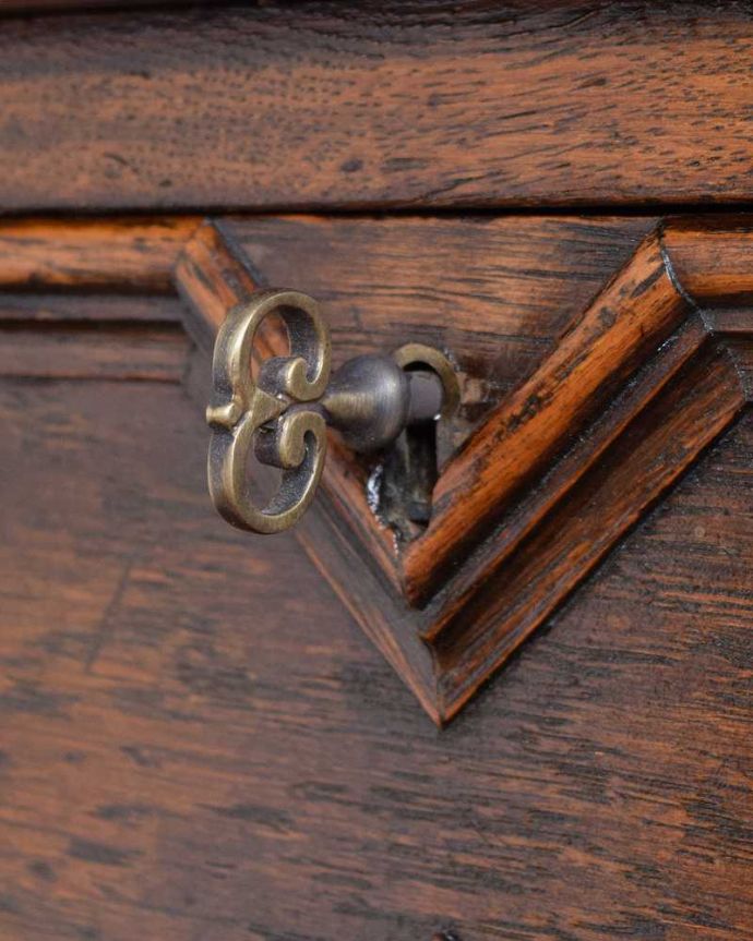 アンティークのデスク・書斎机　アンティーク家具　英国らしいカッコイイ家具、引き出し付きのアンティークホールテーブル（デスク）。アンティークの鍵が付いていますカギも使えるように修復しました。(q-1615-f)