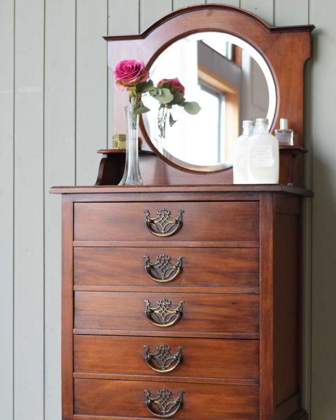 アンティーク家具らしさが漂うチェスト