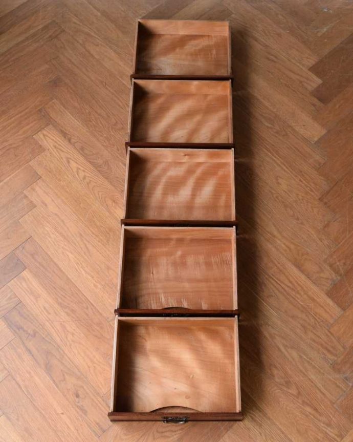 チェストの引き出しの中