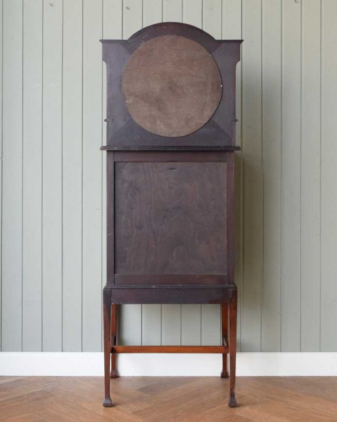 チェストの後ろ姿