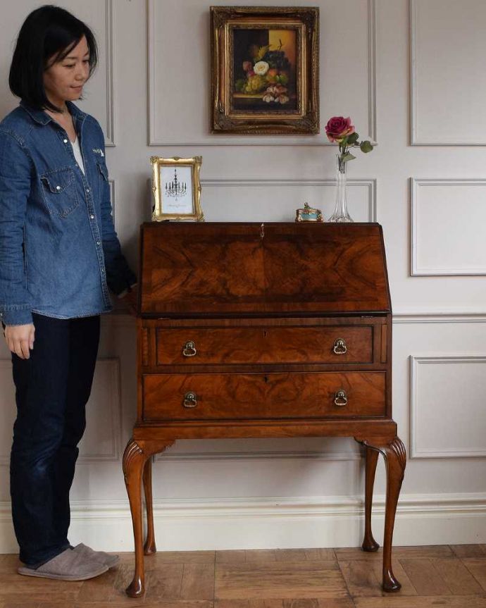 ビューロー　アンティーク家具　英国から到着したアンティーク家具、美しいライティングビューロー（デスク） 。1台でチェストとデスク両方使える便利な家具扉を倒すとあっという間にデスクになっちゃうビューロー。(q-1617-f)