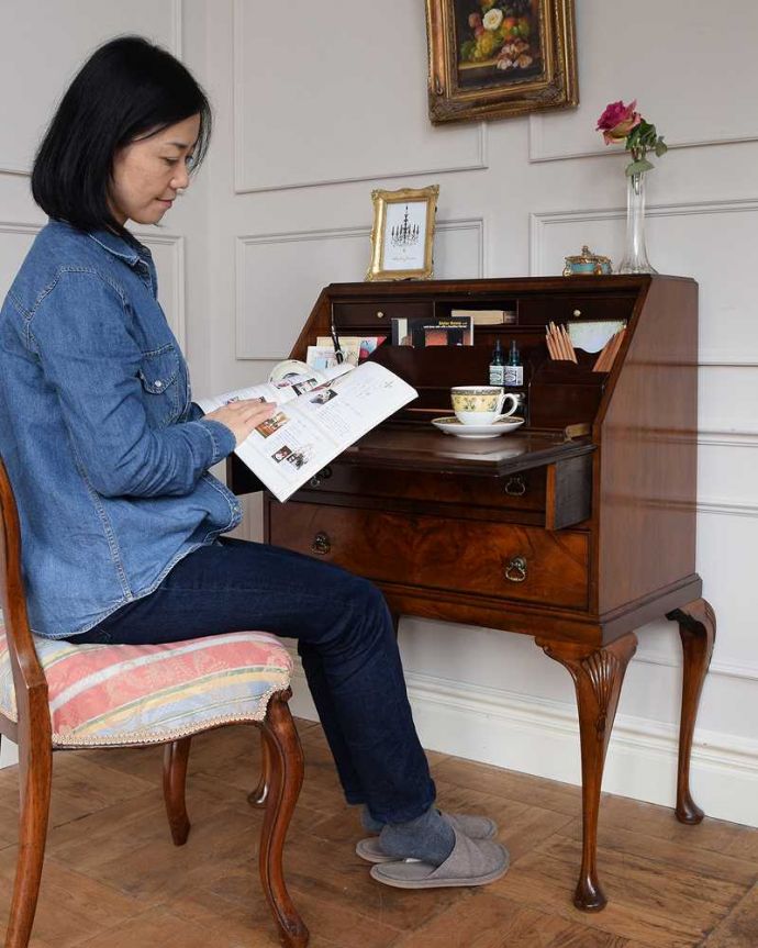 ビューロー　アンティーク家具　英国から到着したアンティーク家具、美しいライティングビューロー（デスク） 。あっという間に自分だけのデスクビューロー部分の扉を前に開くとデスクになっちゃう便利さ。(q-1617-f)