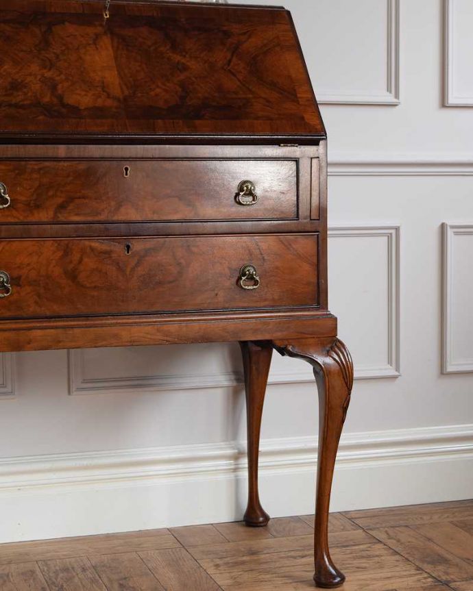 ビューロー　アンティーク家具　英国から到着したアンティーク家具、美しいライティングビューロー（デスク） 。アンティークだから手に入る木目の美しさ高級な木材の木目が美しい部分だけを使って造られたビューローは木目自体が装飾。(q-1617-f)