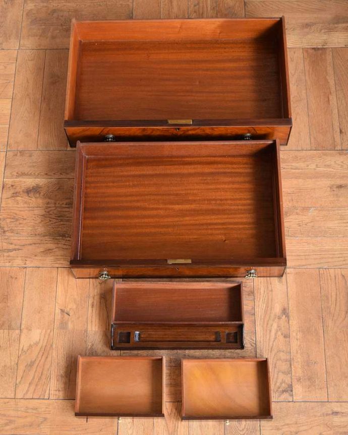 ビューロー　アンティーク家具　英国から到着したアンティーク家具、美しいライティングビューロー（デスク） 。普段の主役は収納たっぷりのチェストデスクとして使わない時も、たっぷりの引き出し収納が付いたビューローはチェストとして使えます。(q-1617-f)