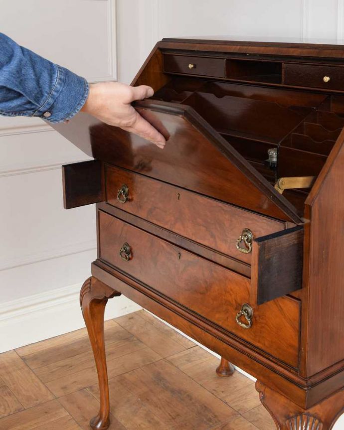 ビューロー　アンティーク家具　英国から到着したアンティーク家具、美しいライティングビューロー（デスク） 。あっという間に簡単デスクビューロー部分の扉を前に倒すだけで、デスクが登場！もちろん女性でも簡単です。(q-1617-f)