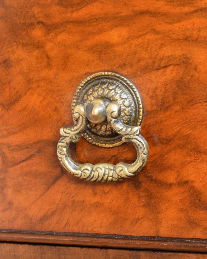 ビューロー　アンティーク家具　英国から到着したアンティーク家具、美しいライティングビューロー（デスク） 。いろんな場所にアンティークらしさ取っ手もアンティークらしいこだわったデザイン。(q-1617-f)