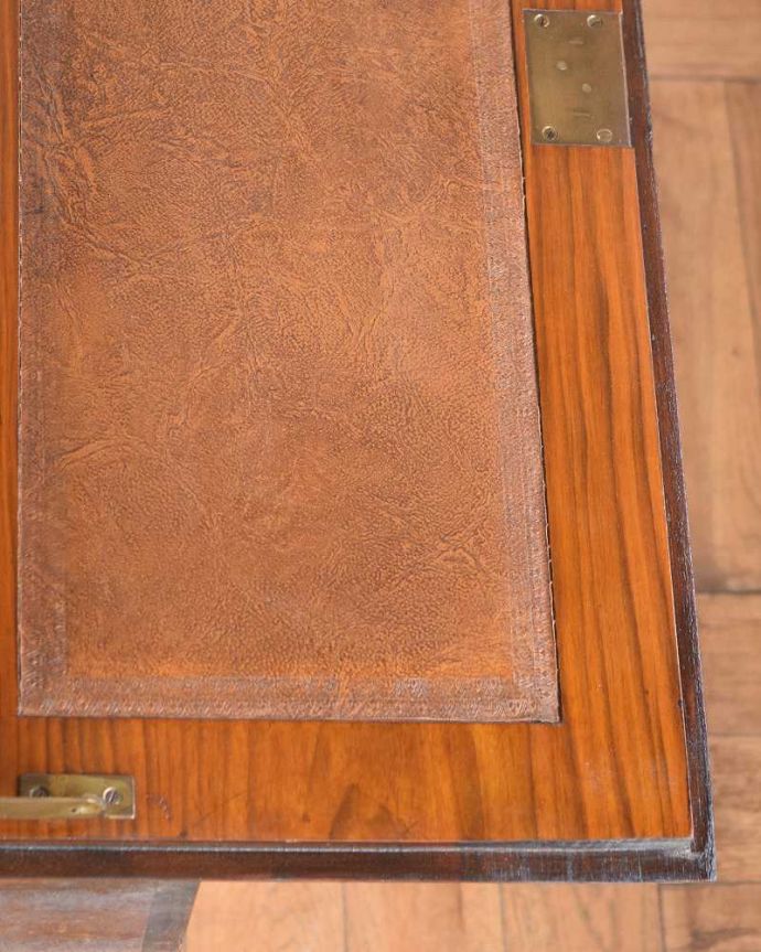 ビューロー　アンティーク家具　英国から到着したアンティーク家具、美しいライティングビューロー（デスク） 。デスクの天板を見てみると･･･気になる天板部分もキレイにお直ししました。(q-1617-f)