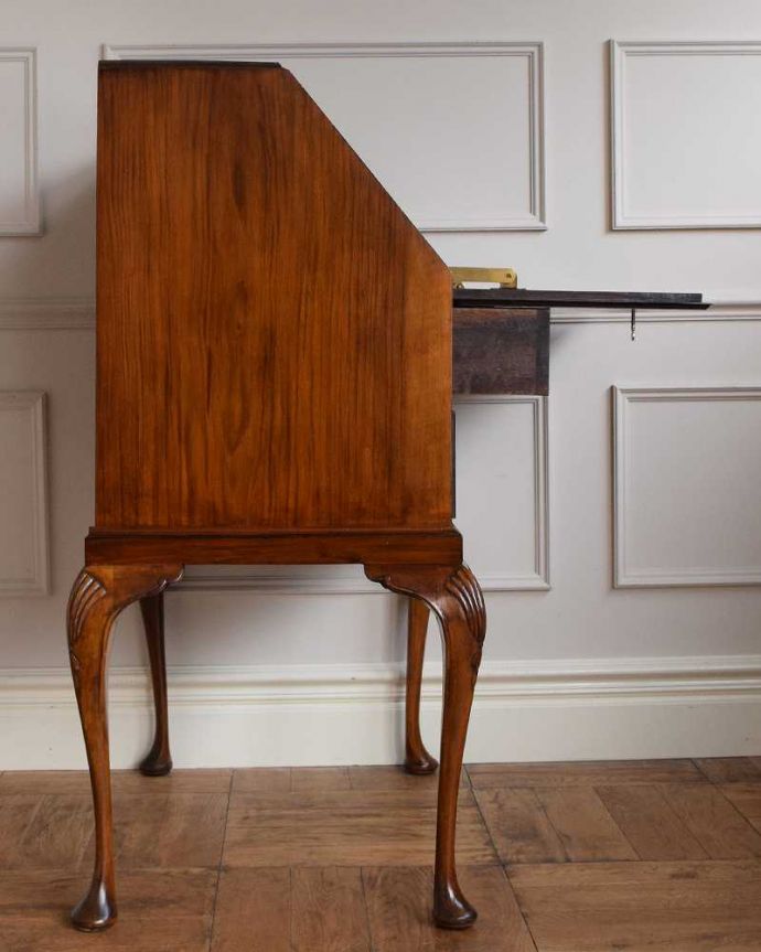 ビューロー　アンティーク家具　英国から到着したアンティーク家具、美しいライティングビューロー（デスク） 。横から見ても素敵なんですもちろん、横から見られてもいいようにキレイに仕上げてあります。(q-1617-f)