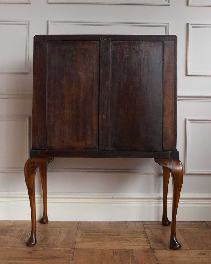 ビューロー　アンティーク家具　英国から到着したアンティーク家具、美しいライティングビューロー（デスク） 。後ろ姿もキレイですアンティークは新品ではないので、もちろん経年変化によるキズはありますが、見えない所も専門の職人がしっかり修復しました。(q-1617-f)