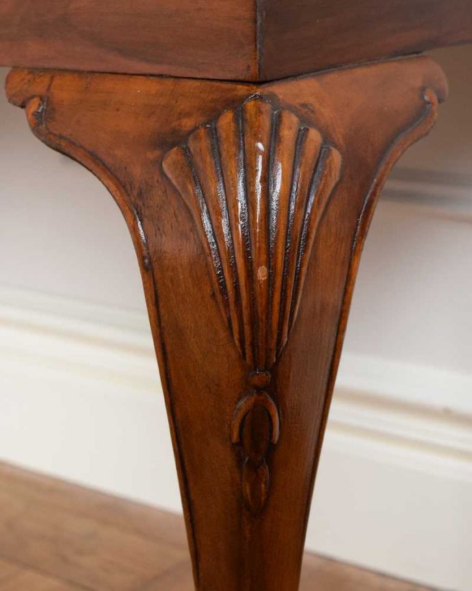 ビューロー　アンティーク家具　英国から到着したアンティーク家具、美しいライティングビューロー（デスク） 。惚れ惚れしちゃう美しさこんなに堅い無垢材に一体どうやって彫ったんだろう？と不思議になるくらい細かい彫にうっとりです。(q-1617-f)